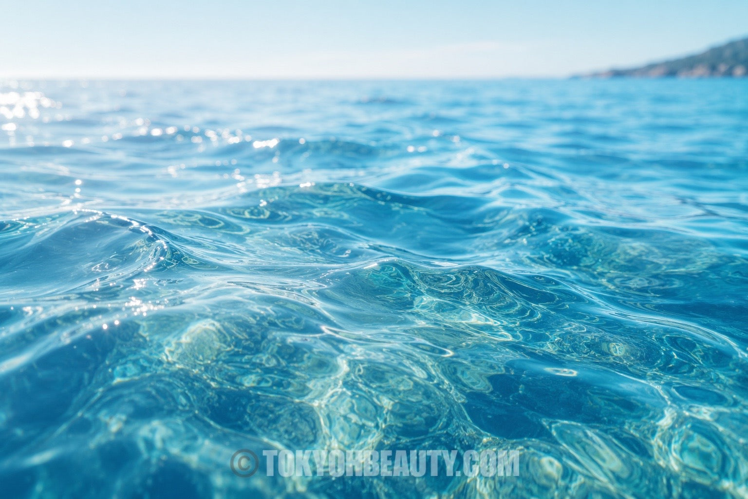 Acqua di mare cristallina evocata nella skincare marina e nella cosmetica ispirata ai minerali oceanici moderni
