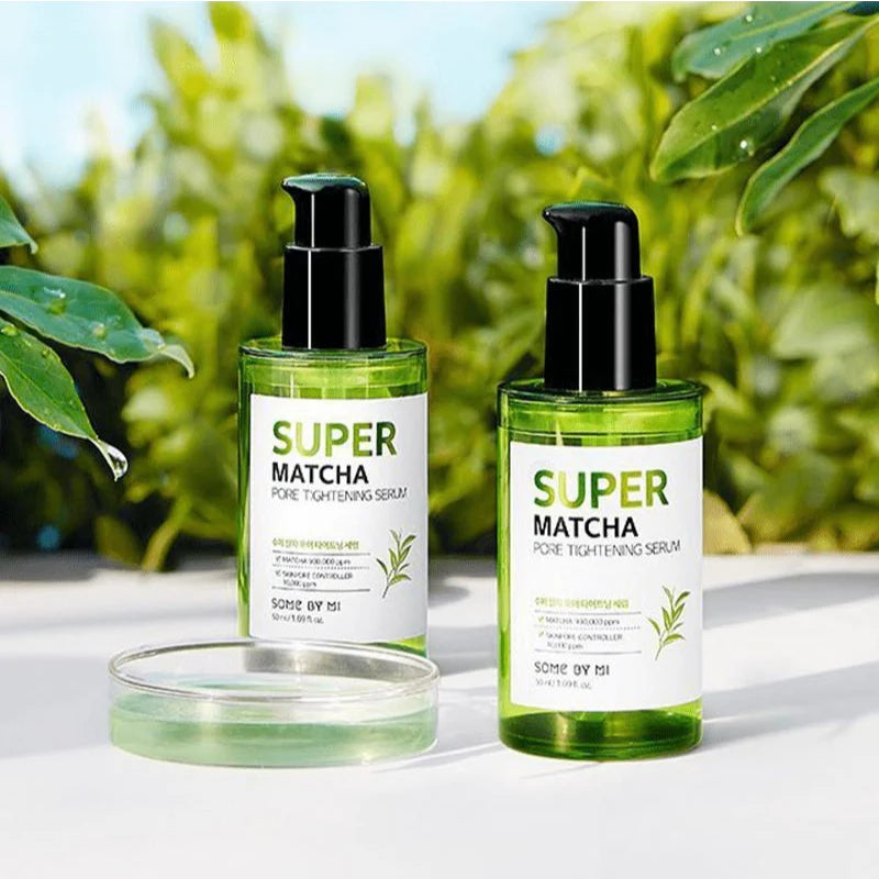 Fotografia all'esterno illustrativa del prodotto Super Matcha Pore Tightening Serum di Some by Mi