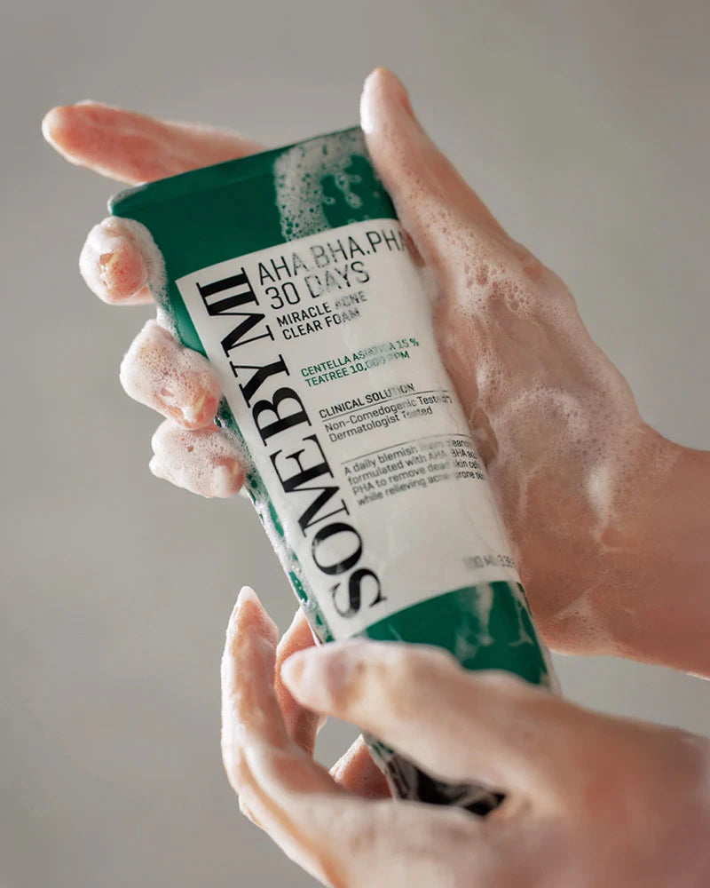 Demostrazione della schiuma del detergente AHA BHA PHA del marchio Some by Mi