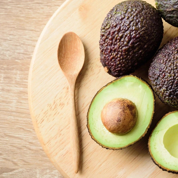Ingredienti naturali con avocado per cosmetici idratanti e nutrienti eco-friendly. TokyOhBeauty.com