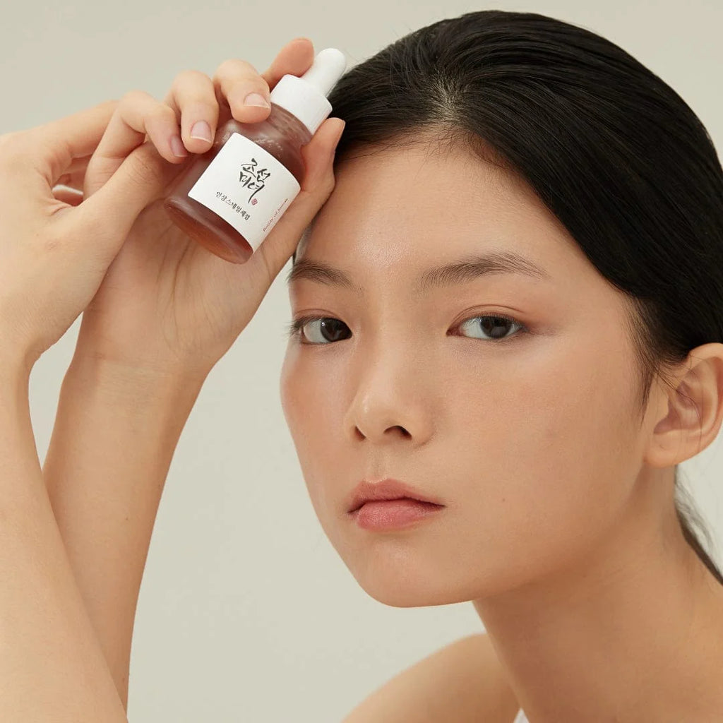 Ragazza coreana tiene in manoBeauty of Joseon Revive Serum Ginseng + Snail Mucin