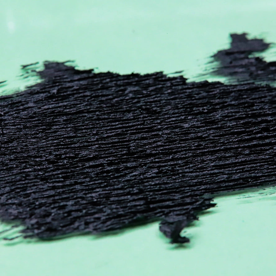 Texture nera del mascara naturale Everyday for Future con olio di avocado, formula vegana e nutriente per ciglia forti