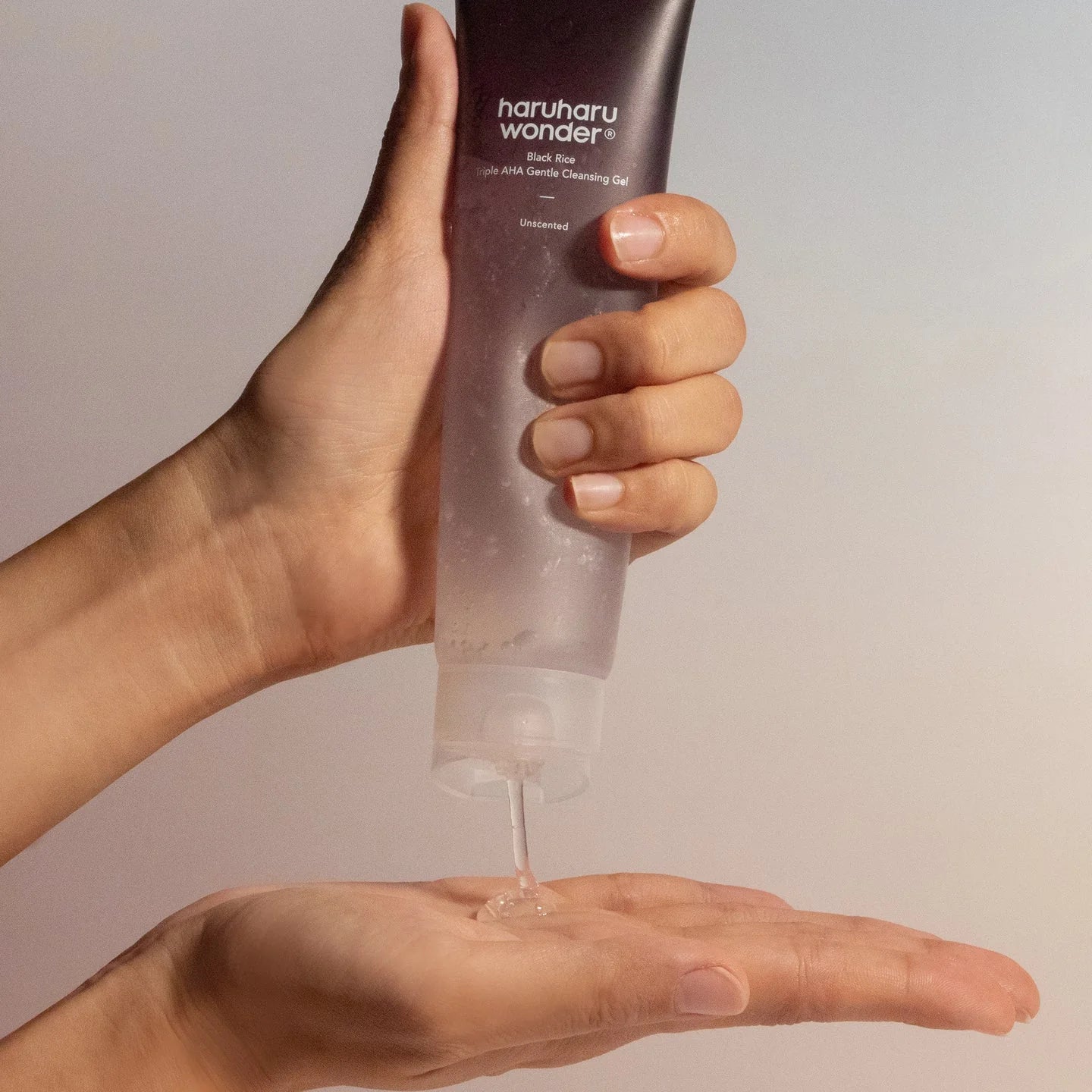 Detergente viso delicato al riso nero con acidi AHA naturali per pelle liscia e luminosa