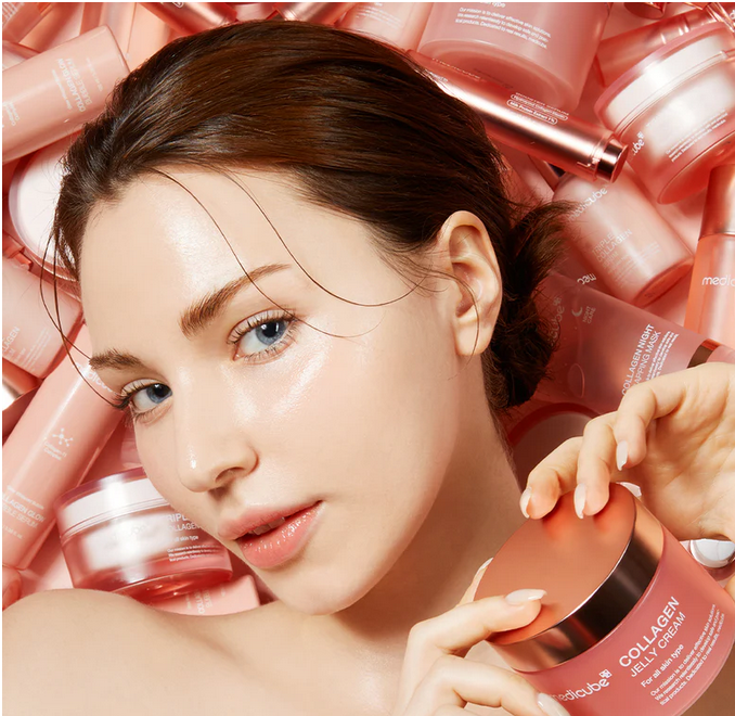 Ragazza sostiene in mano crema gel al collagene Medicube rimpolpante per pelle secca e sensibile effetto glass skin.
