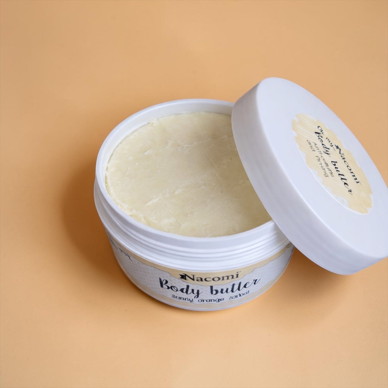 Burro corpo Nacomi Body Butter Sunny orange rende la pelle più liscia e morbida.