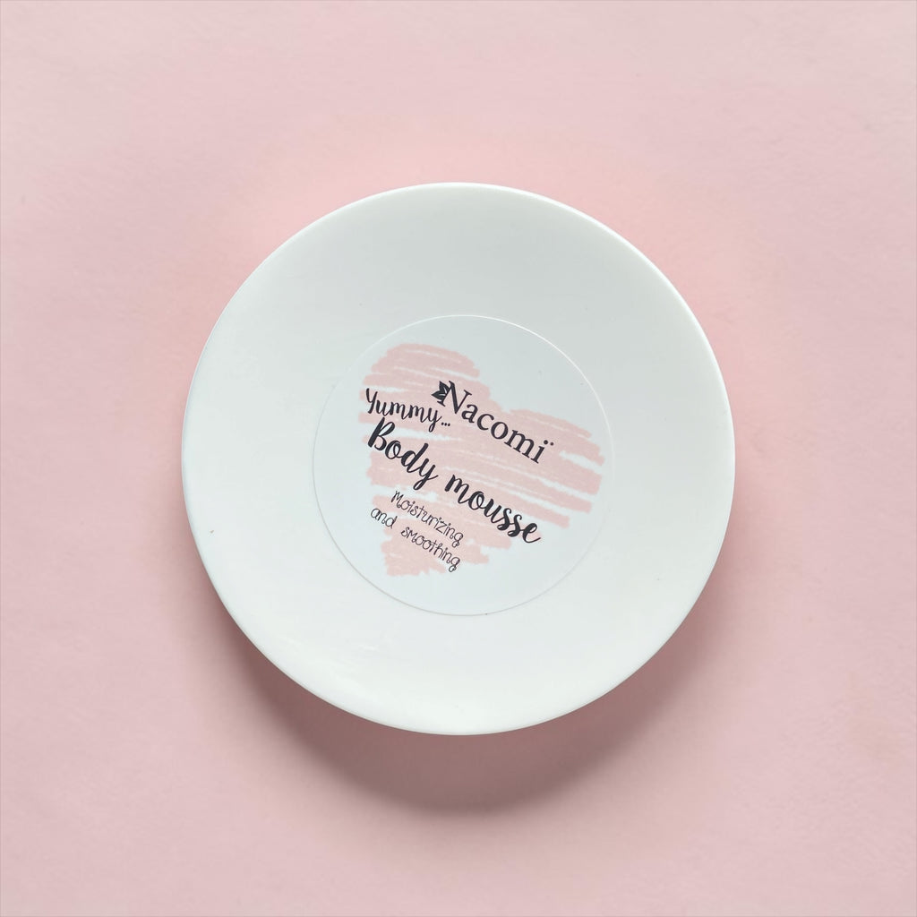 Mousse corpo Nacomi con estratto di mirtillo, olio di mandorle, burro di karité, olio di rosa mosqueta. Disponibile su Tokyoh Beauty