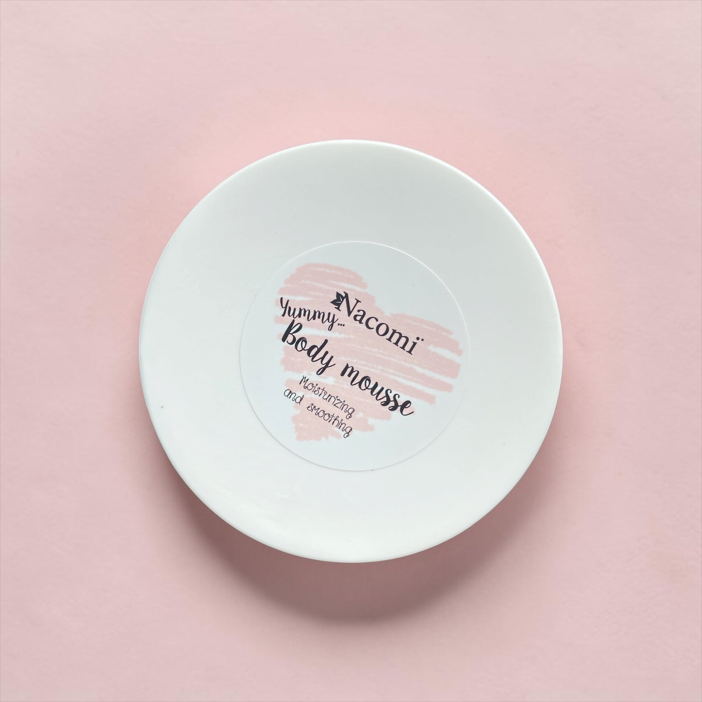 Mousse corpo Nacomi con estratto di mirtillo, olio di mandorle, burro di karité, olio di rosa mosqueta. Disponibile su Tokyoh Beauty