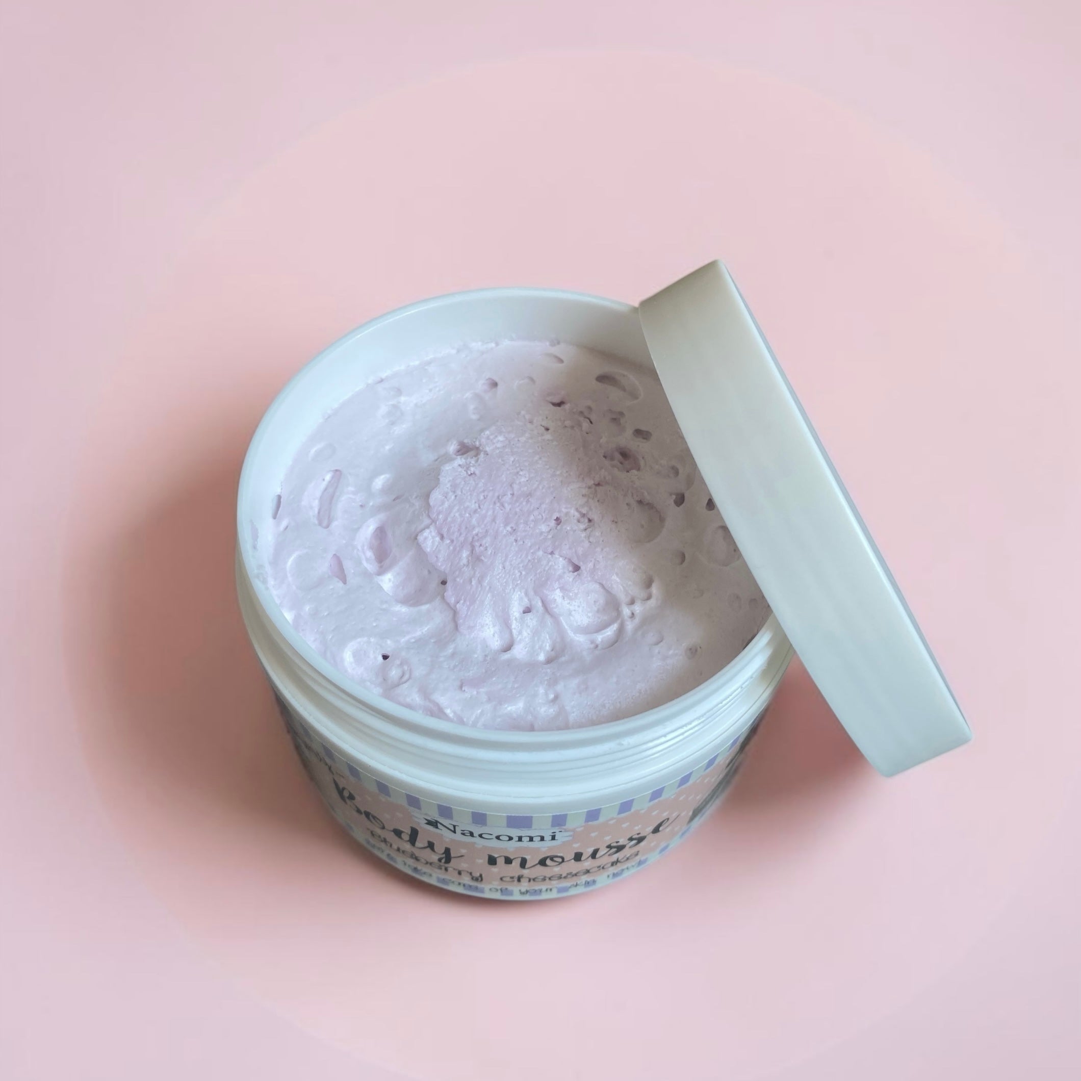 Mousse corpo Nacomi con estratto di mirtillo, olio di mandorle, burro di karité, olio di rosa mosqueta. Disponibile su Tokyoh Beauty