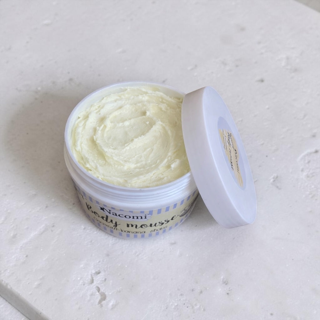 Mousse corpo Nacomi Coconut Banana con olio di argan e semi d’uva idratante. Disponibile su Tokyoh Beauty
