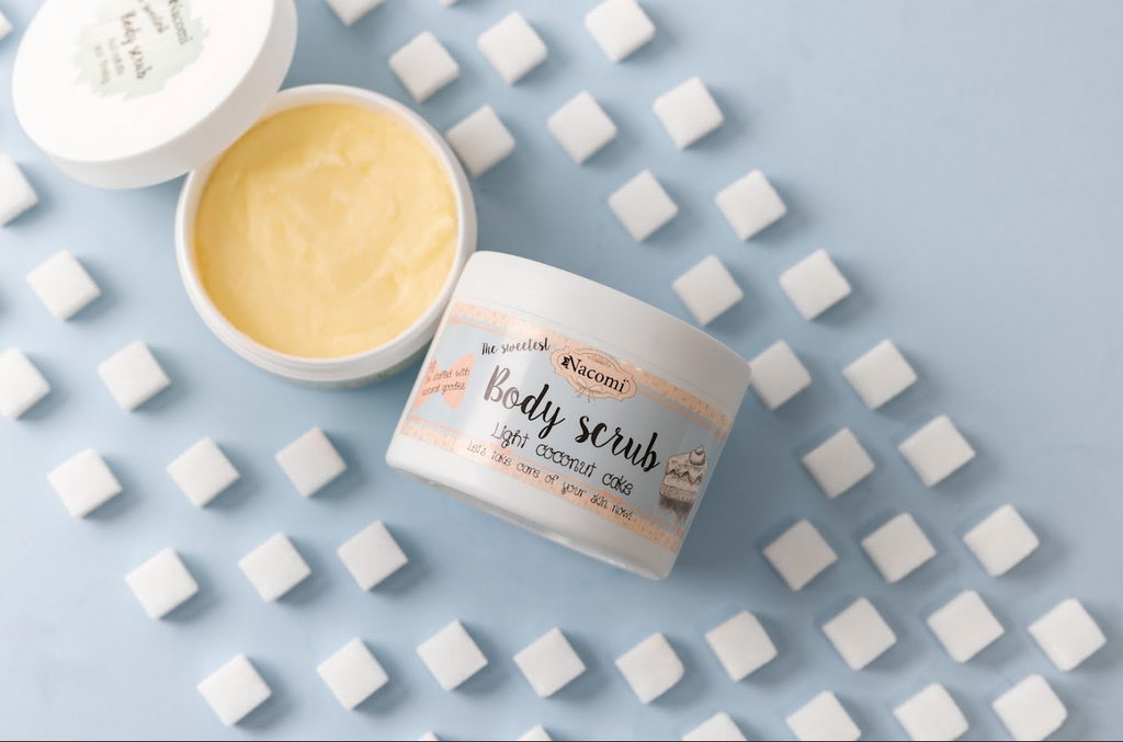 Dettaglio ravvicinato dello scrub corpo Nacomi al cocco con granelli di zucchero esfolianti