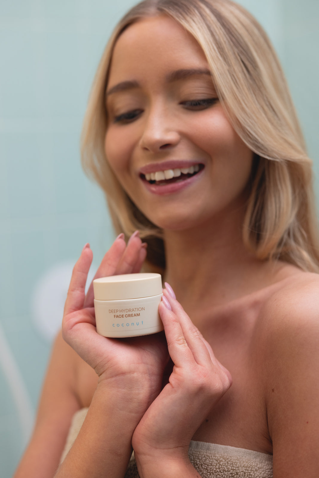 Crema idratante al cocco Nacomi.
Ragazza sostiene in mano Nacomi Coconut Face Cream 
