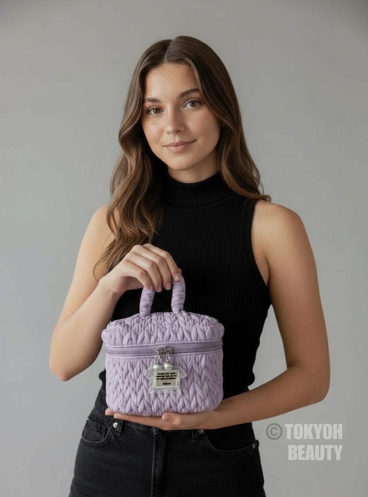 Ragazza sostiene nelle mani un bauletto skincare make-up della collezione Tokyoh Beauty