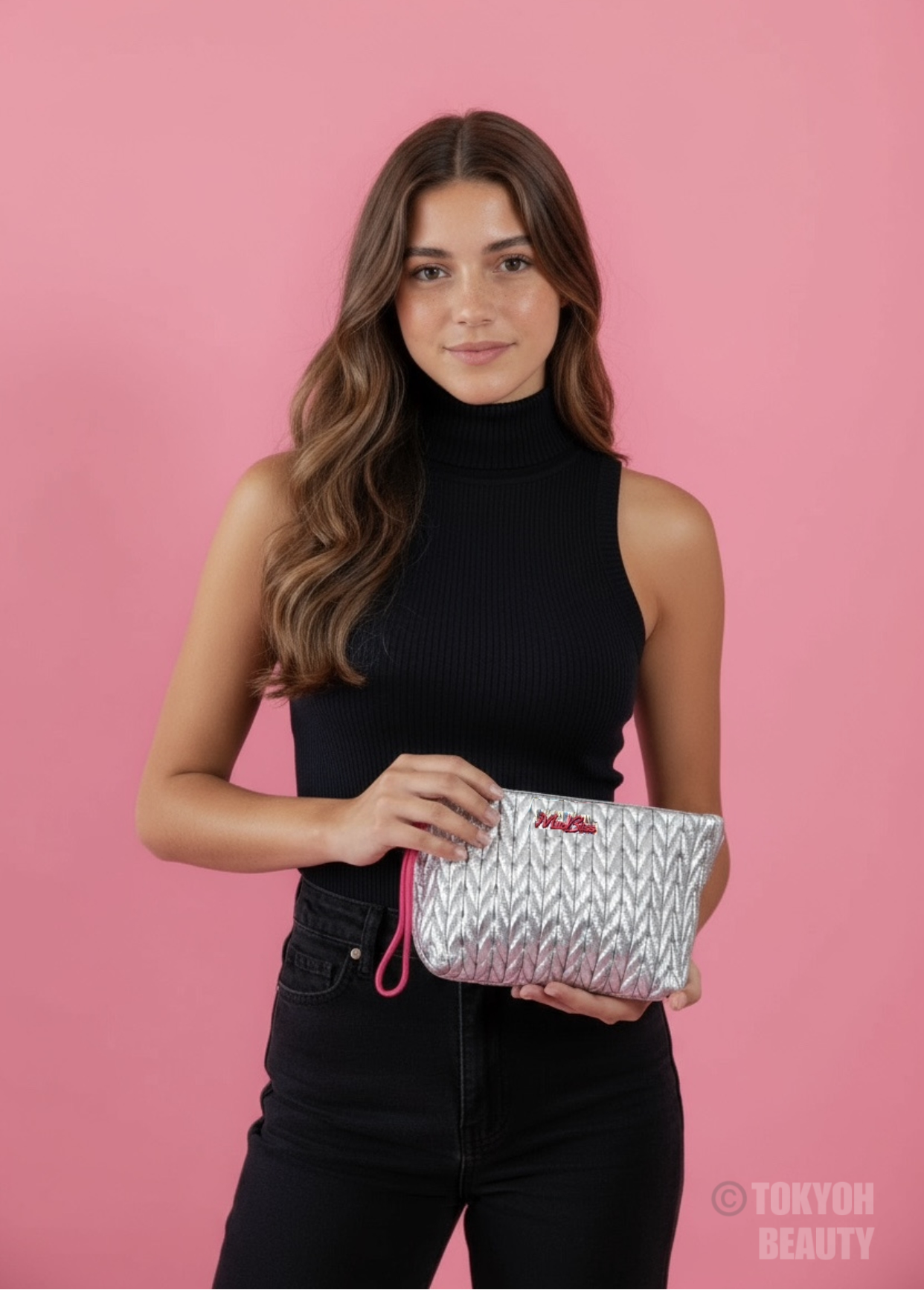 Ragazza mostra le proporzioni della pouch Tokyoh Beauty Moon Girl Mood