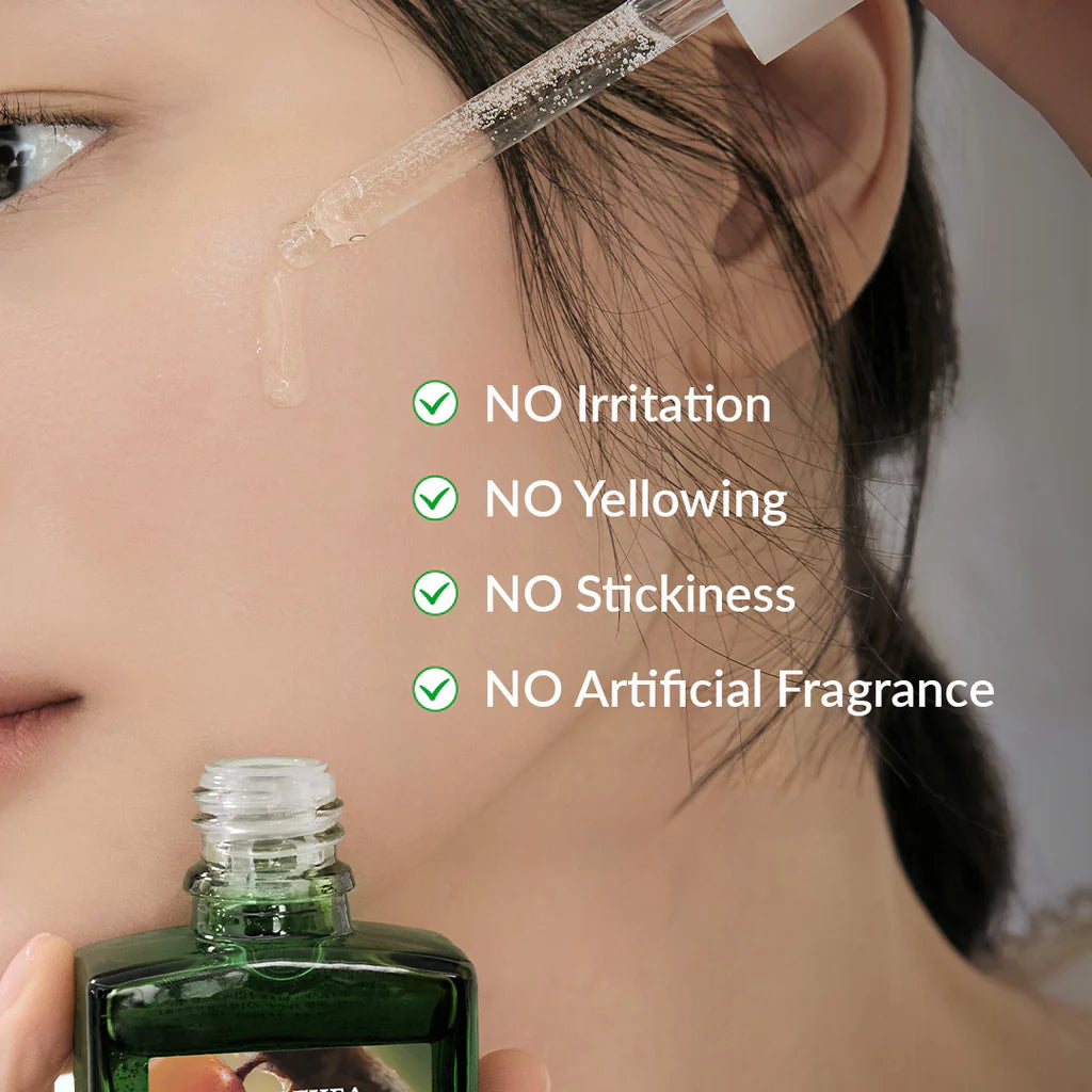 Ragazza applica il siero alla vitamina C firmato Dr. Althea con scritte in inglese indicando i benefici