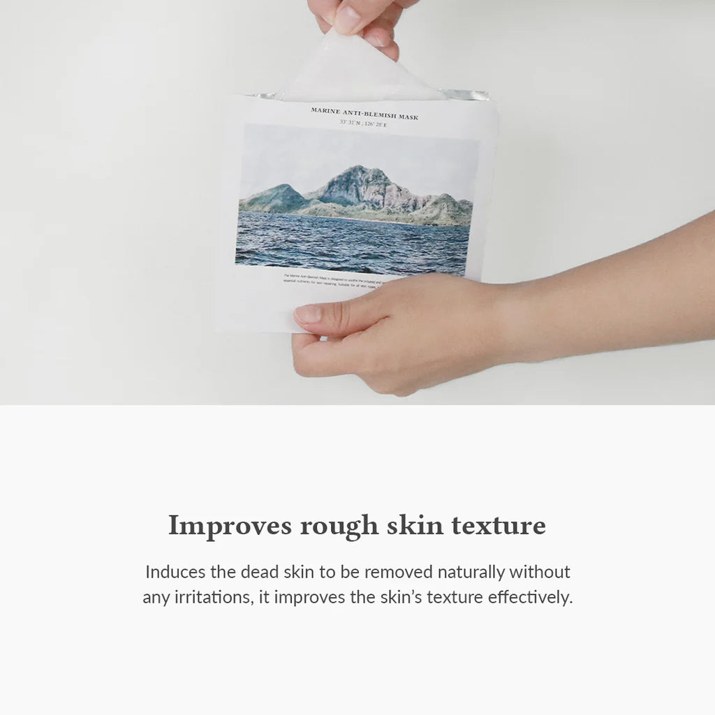 Persona toglier dalla busta la maschera Marine Anti-blemish di Dr. Althea