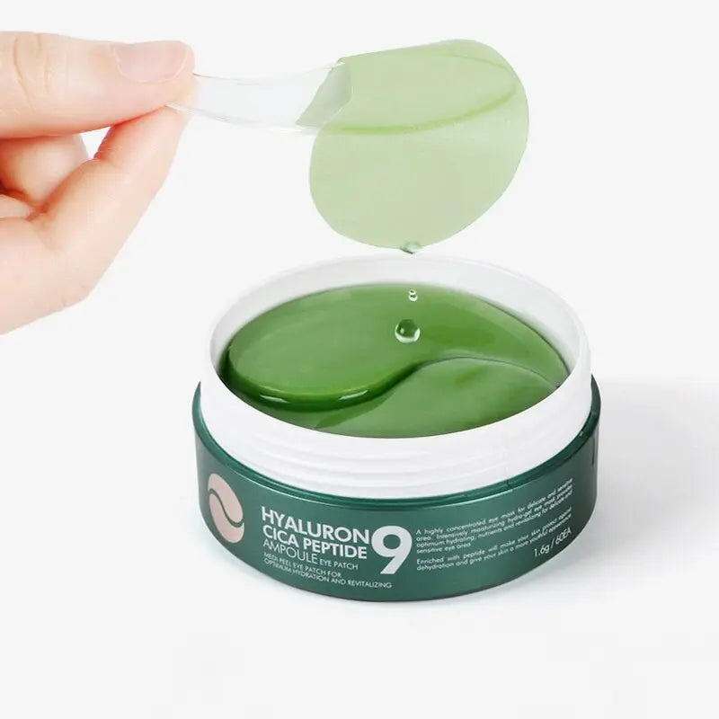 Fotografia mostrando i patch occhi Hyaluronic Cica Peptide 9 Ampoule di Medi-peel 