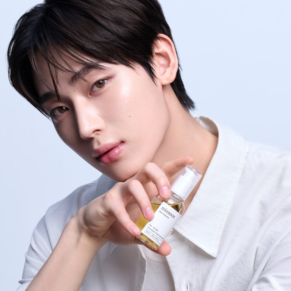 Ragazzo con la pelle curata sostiene in mano il siero ai fagioli fermentati Mixsoon 50 ml