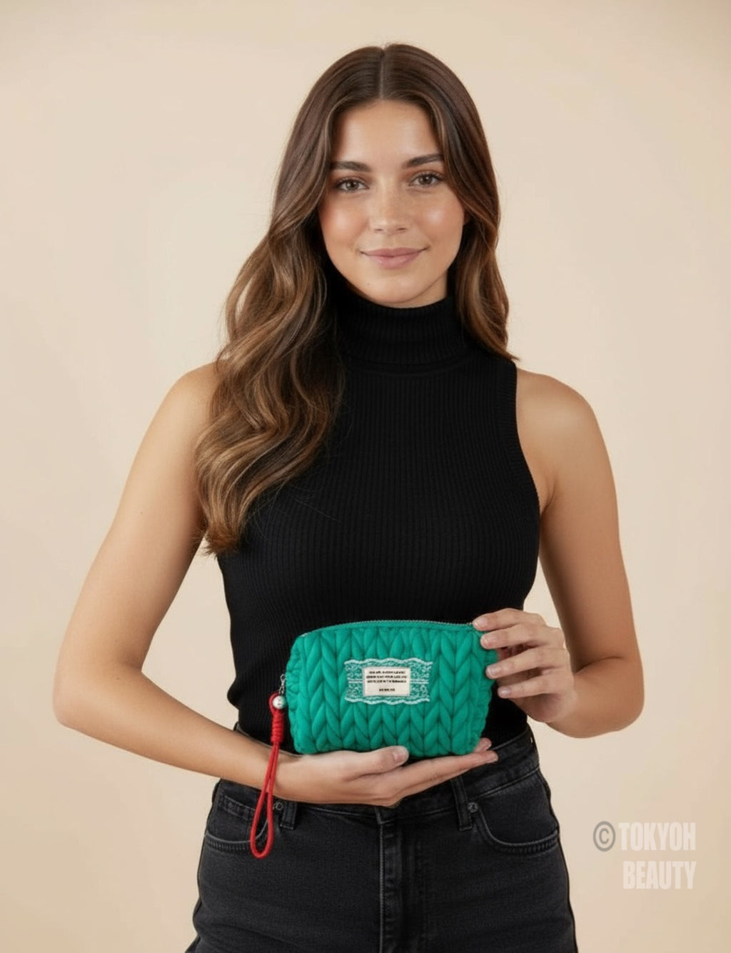 Ragazza mostra dimensioni pochette Tokyoh Beauty Muzo Green Dreams
